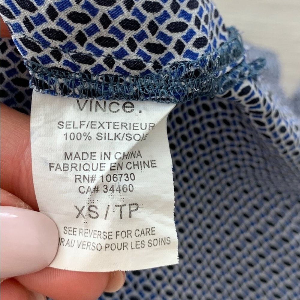 Vince 100% Silk Button Front Abstract Print Blouse Top - Picture 8 of 13